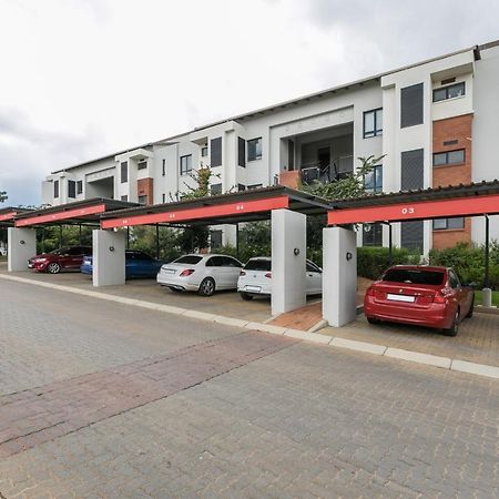 Modern Apartment In A Secure Golf Estate.Wifi Roodepoort Eksteriør billede