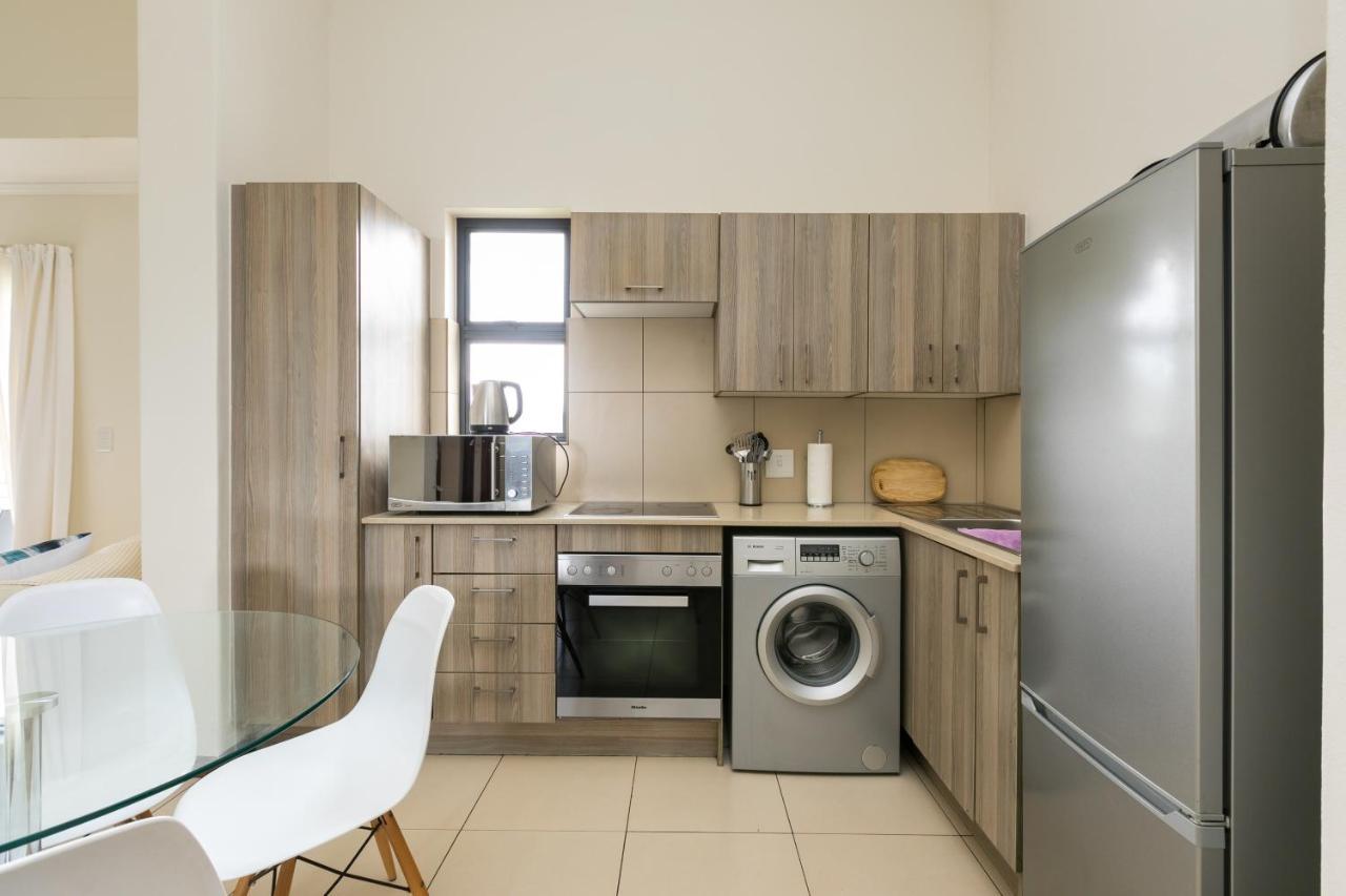 Modern Apartment In A Secure Golf Estate.Wifi Roodepoort Eksteriør billede