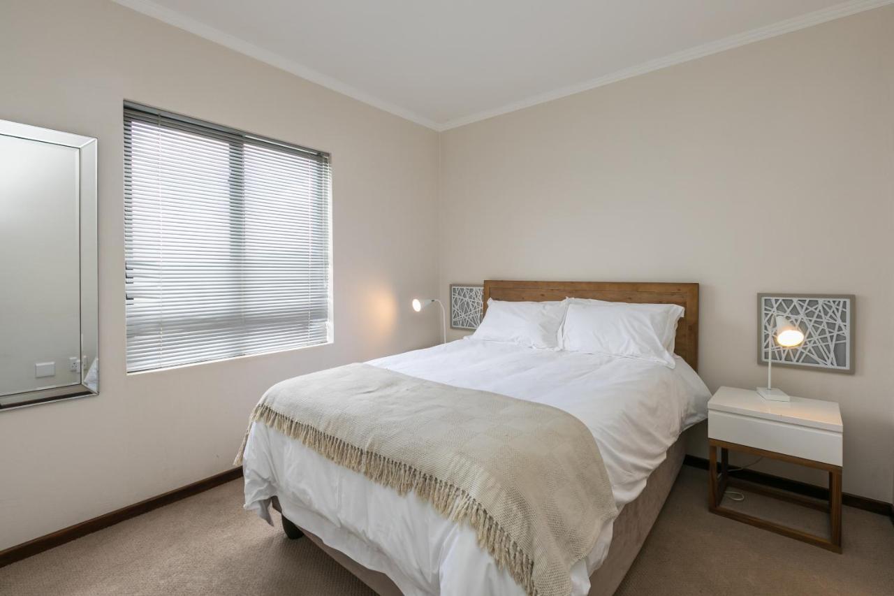 Modern Apartment In A Secure Golf Estate.Wifi Roodepoort Eksteriør billede
