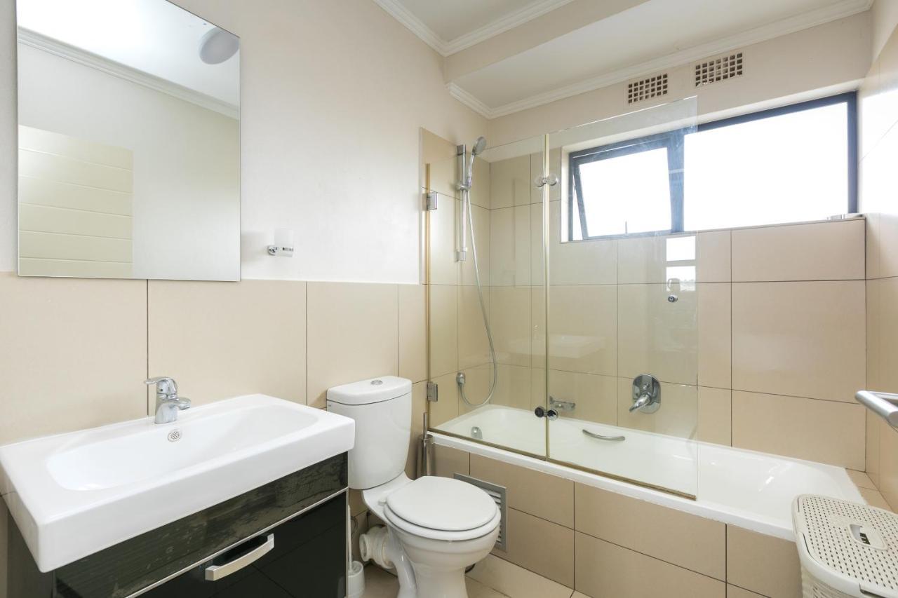 Modern Apartment In A Secure Golf Estate.Wifi Roodepoort Eksteriør billede
