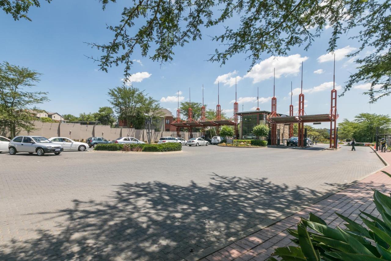 Modern Apartment In A Secure Golf Estate.Wifi Roodepoort Eksteriør billede