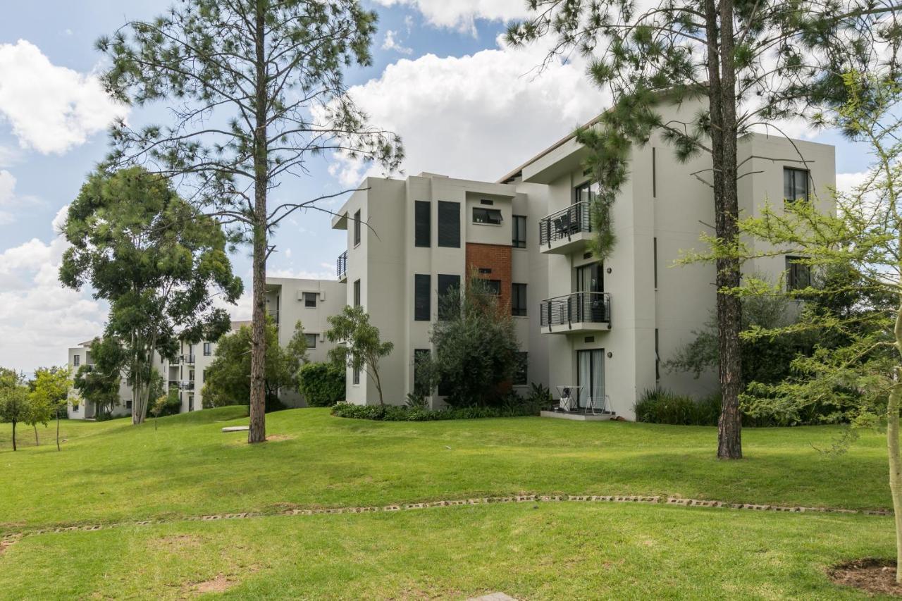 Modern Apartment In A Secure Golf Estate.Wifi Roodepoort Eksteriør billede