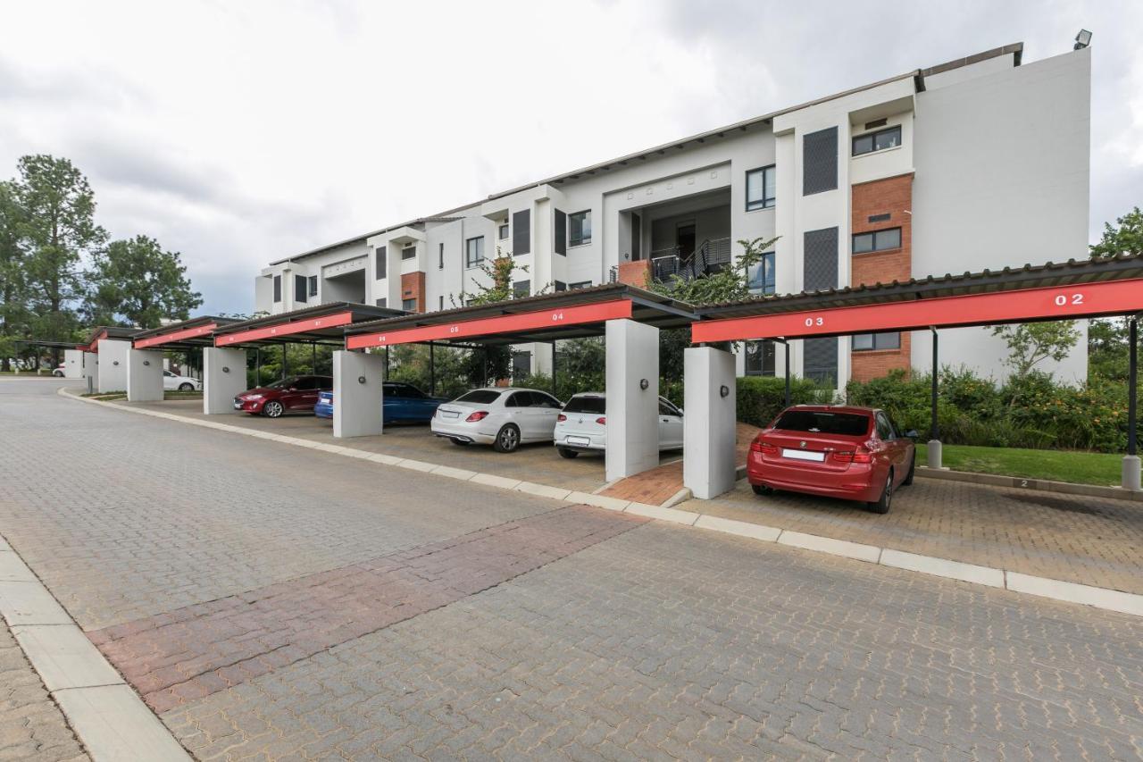 Modern Apartment In A Secure Golf Estate.Wifi Roodepoort Eksteriør billede